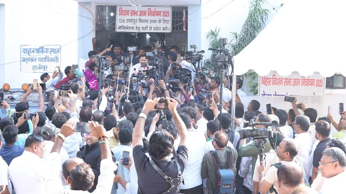 <div class="paragraphs"><p>پرچۂ نامزدگی داخل کرنے کلکٹریٹ پہنچے تیجسوی یادو، تصویر <a href="https://x.com/yadavtejashwi">@yadavtejashwi</a></p></div>