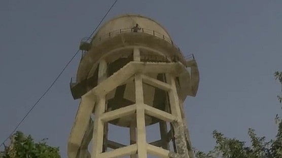 گرل فرینڈ کی منگنی کی خبر سن کر لڑکے نے پانی کی ٹنکی سے چھلانگ لگا کر خودکشی کر لی