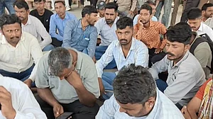 جیسلمیر بس سانحہ: ڈی این اے تصدیق کے بعد لواحقین کو دی جا رہی لاشیں، اہل خانہ کا معاوضے کے لیے احتجاج