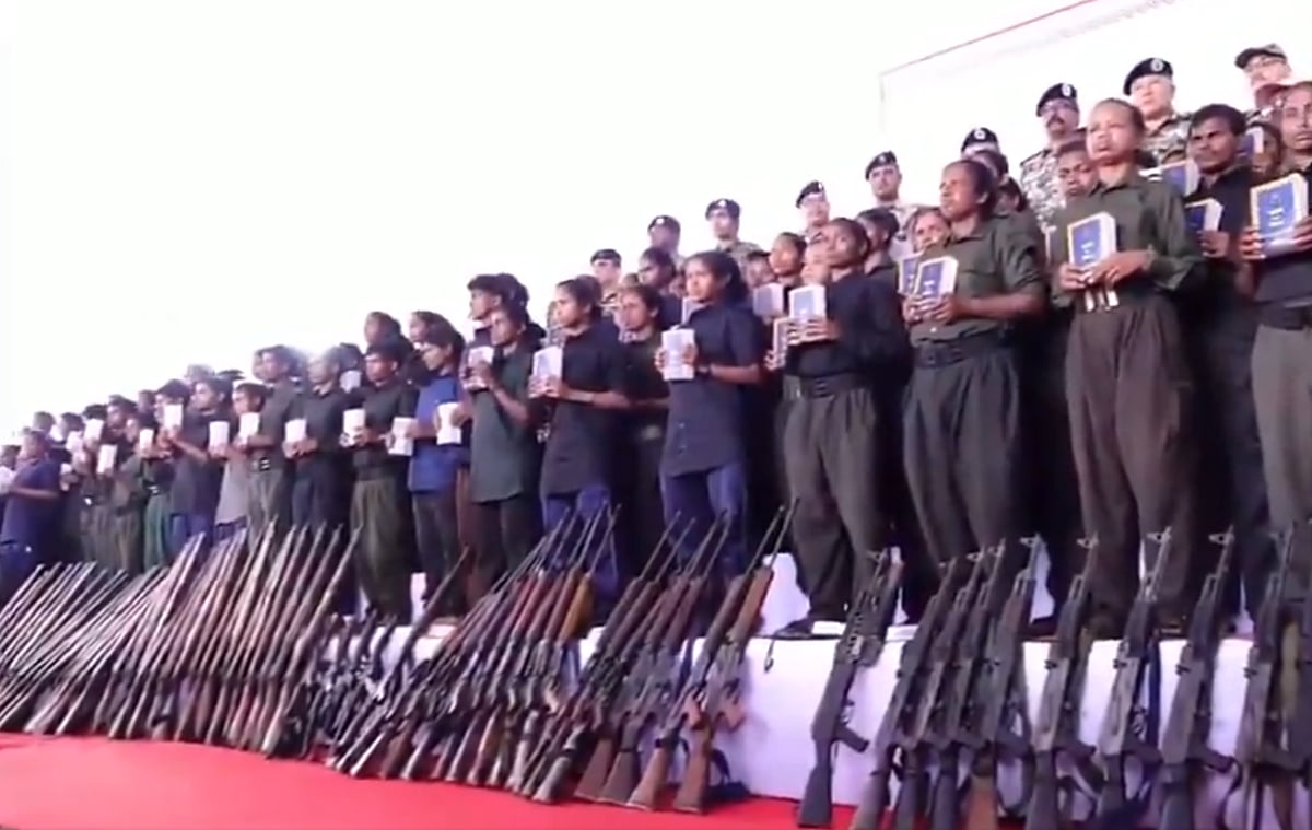 110 خواتین سمیت 208 نکسلیوں نے کی خود سپردگی، بطور تحفہ آئین کی کاپی اور گلاب کا پھول پیش