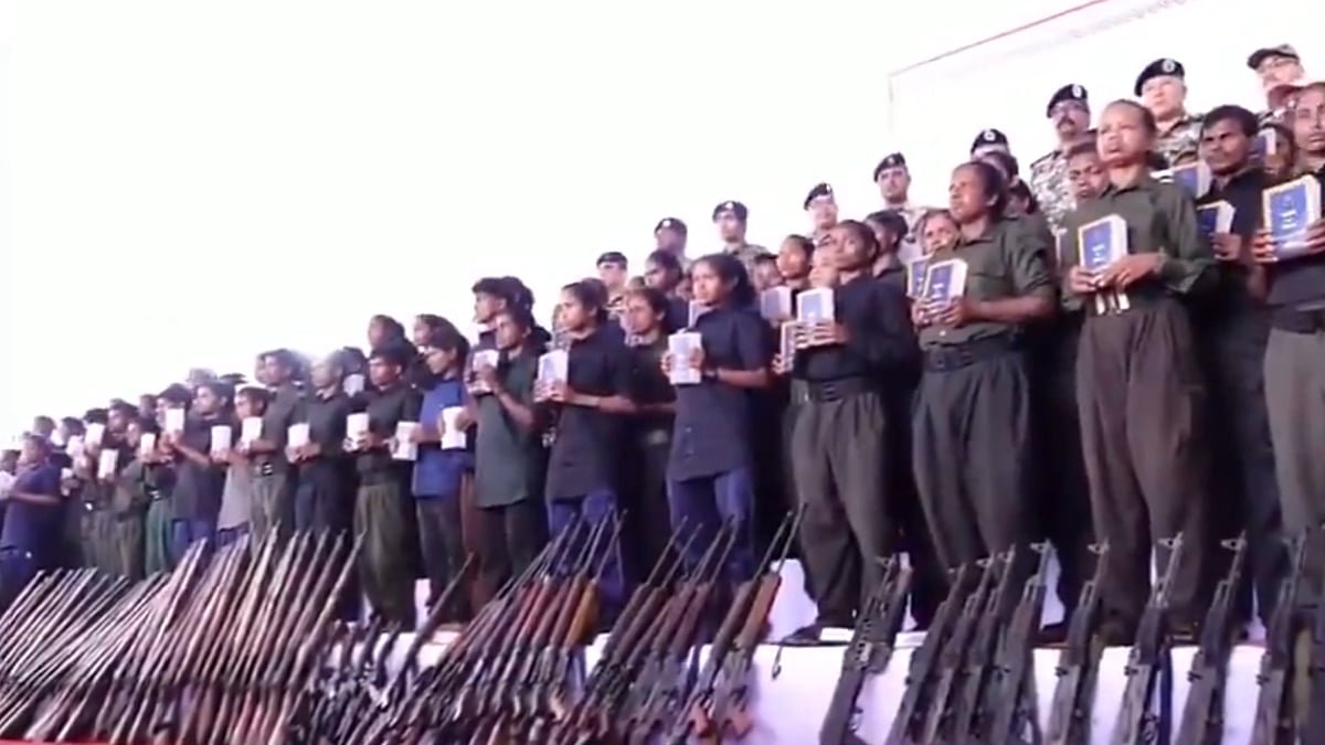 <div class="paragraphs"><p>خود سپردگی کرنے والے نکسلی، ویڈیو گریب</p></div>