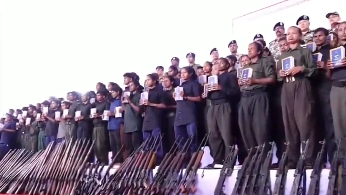 <div class="paragraphs"><p>خود سپردگی کرنے والے نکسلی، ویڈیو گریب</p></div>