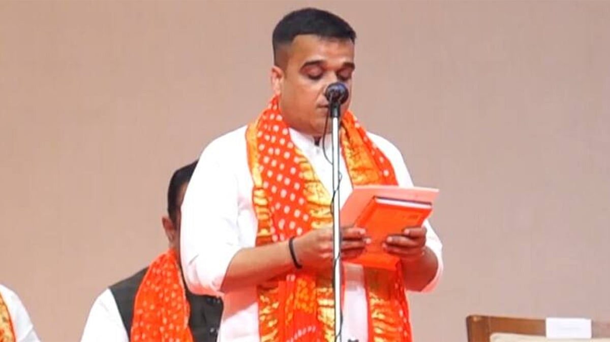 <div class="paragraphs"><p>حلف لیتے گجرات کے نئے نائب وزیر اعلیٰ ہرش سنگھوی / تصویر سوشل میڈیا</p></div>