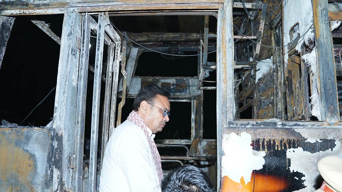 <div class="paragraphs"><p>جلی ہوئی بس، تصویر آئی اے این ایس</p></div>