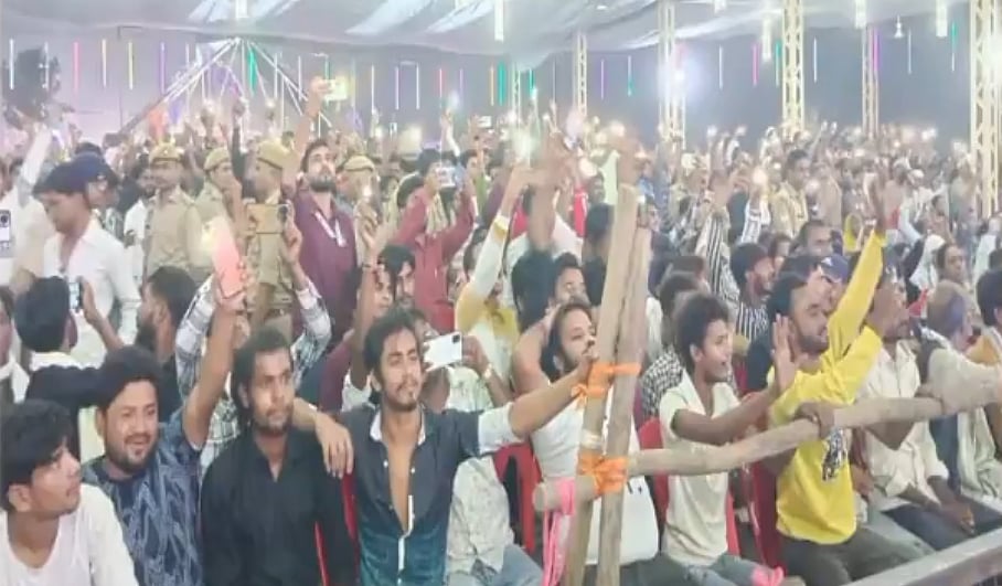 اتر پردیش: بارہ بنکی میں ’دیوا میلہ‘ کے دوران بھیڑ ہوئی بے قابو، افرا تفری میں ٹوٹ گئیں کئی کرسیاں