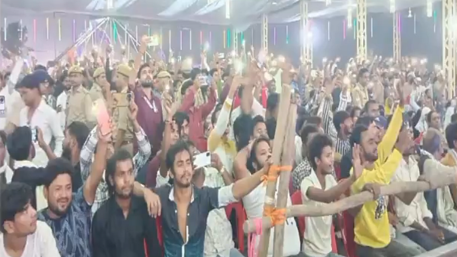 <div class="paragraphs"><p>دیوا میلہ میں ایک تقریب کے دوران موجود بھیڑ، ویڈیو گریب</p></div>