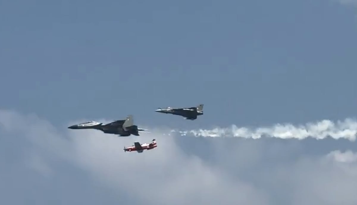 دیسی جنگی طیارہ ’تیجس ایم کے 1 اے‘ نے بھری پہلی پرواز، راجناتھ سنگھ نے کہا ’میرا سینہ فخر سے چوڑا ہو گیا‘