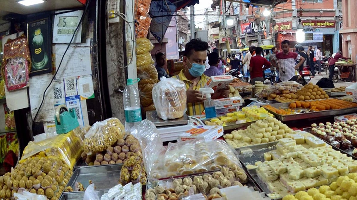 دیوالی سے قبل بازاروں میں ناقص اور مضرِ صحت خوردنی اشیاء کی بہتات، متعدد شہروں میں نقلی میٹھائیاں ضبط