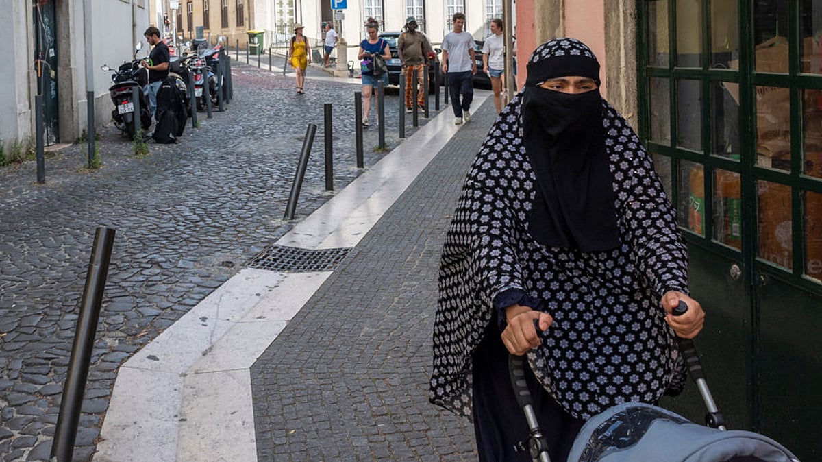 <div class="paragraphs"><p>پرتگال میں برقع پہنے خاتون / فائل تصویر / Getty Images</p></div>