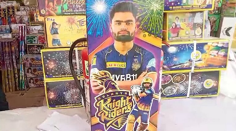 علی گڑھ میں کرکٹر ’رنکو سنگھ‘ اور ’آپریشن سندور‘ نامی پٹاخوں کی دھوم، لوگ خوب کر رہے خریداری