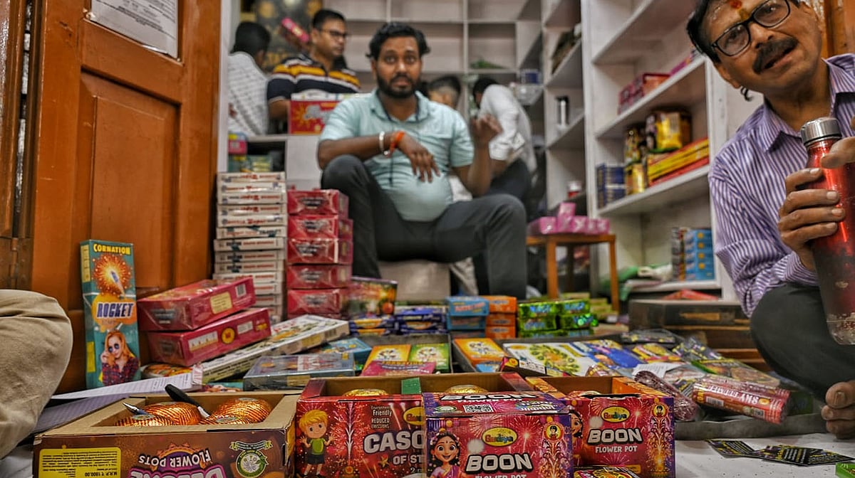 سپریم کورٹ کے گرین سگنل کے بعد دہلی کے بازاروں میں دیوالی کے لیے سبز پٹاخوں کی فروخت...دیکھیں تصاویر