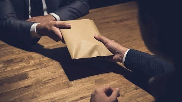 گریٹر نوئیڈا میں لیکھ پال 50,000 روپے رشوت لیتے گرفتار، کار سے 4.30 لاکھ روپے نقد برآمد