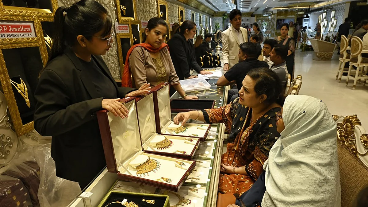 <div class="paragraphs"><p>زیورات کی خریداری کا منظر</p></div>