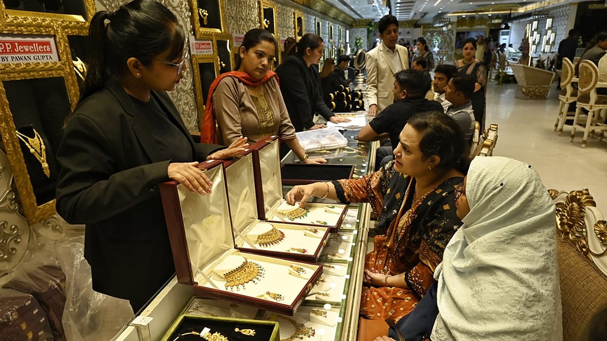 <div class="paragraphs"><p>زیورات کی خریداری کا منظر</p></div>