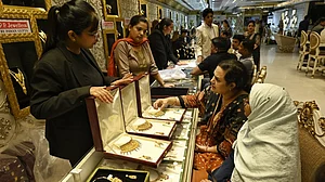 بیرون ممالک سے سونا اور چاندی کی برآمدگی اچانک ہوئی بند، کسٹم میں کیوں پھنس گیا سارا مال؟