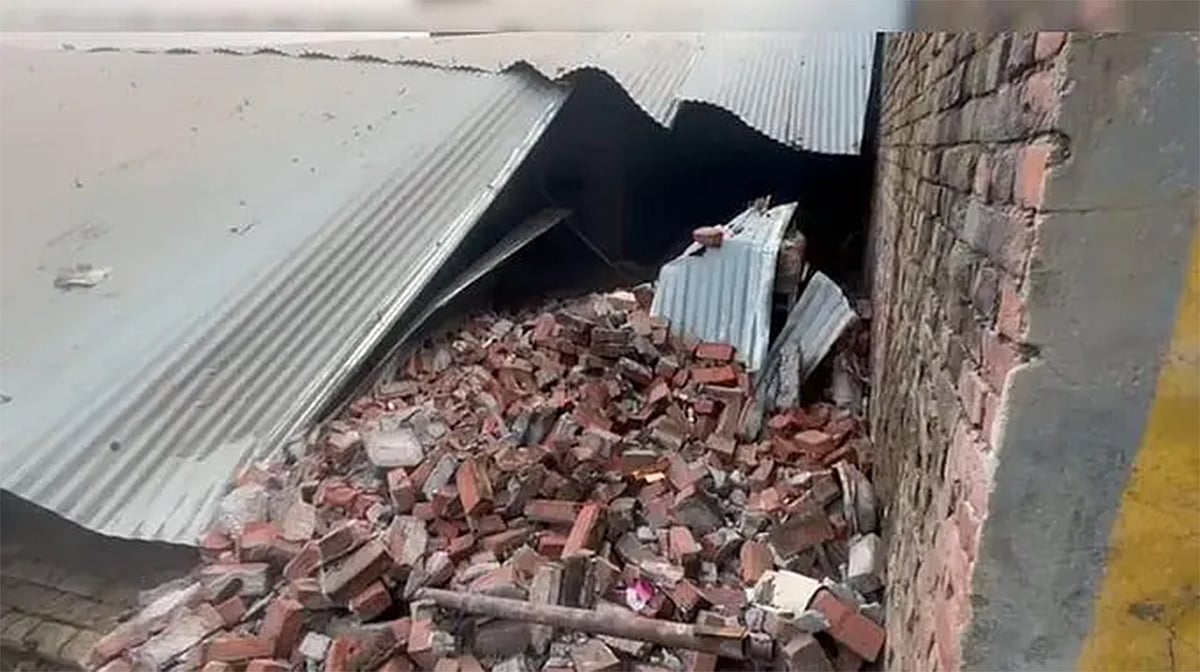 دیوالی سے عین قبل ایٹہ میں پٹاخوں کے گودام میں زوردار دھماکہ، 4 دکانیں منہدم، ایک ہلاک، کئی کے ملبے میں دبنے کا خدشہ