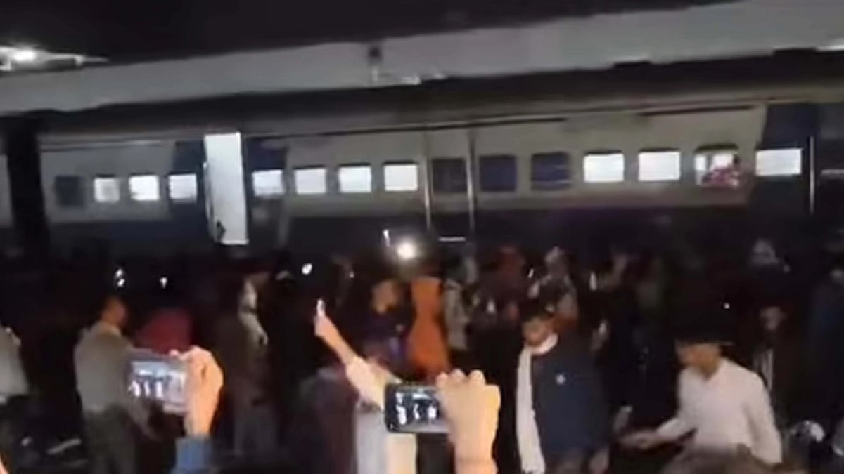 دیوالی اور چھٹھ پر گھر جانے کے لیے مسافر پریشان، دہلی اور ممبئی میں زبردست بھیڑ، سورت میں ٹرین پکڑنے کے لیے 2 کلو میٹر لمبی لائن