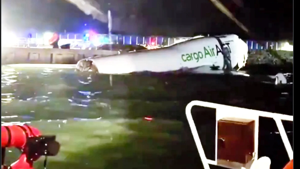 ہانگ کانگ ایئر پورٹ پر کارگو طیارہ رن وے سے پھسل کر سمندر میں جاگرا، دو افراد ہلاک