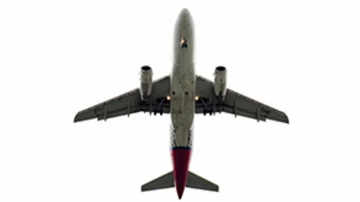 طیارہ 36000 فٹ کی بلندی پر تھا، اچانک ونڈ شیلڈ ٹوٹنے سے گر گیا 10,000 فٹ نیچے