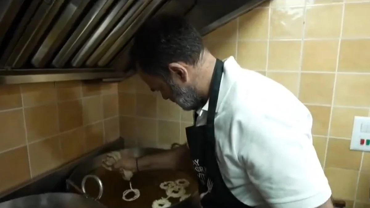 <div class="paragraphs"><p>امرتی بناتے ہوئے راہل گاندھی، ویڈیو گریب</p></div>