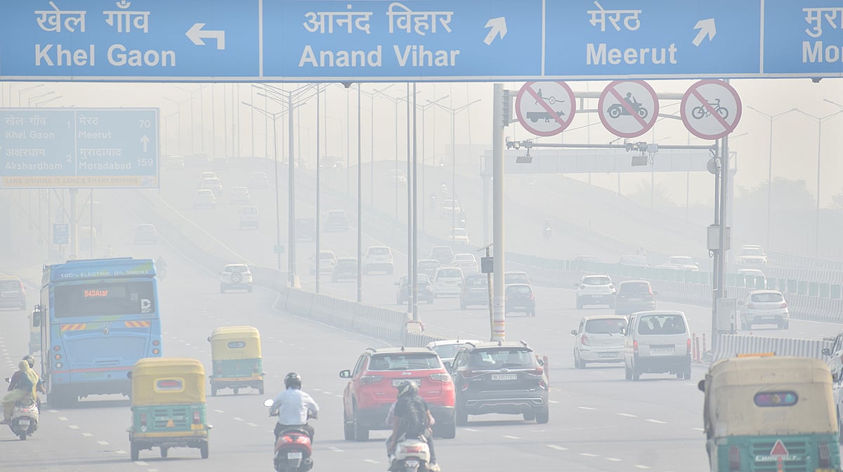 دیوالی پر ’گیس چیمبر‘ بنا دہلی این سی آر، اے کیو آئی 550 سے پار، نریلا اور غازی آباد میں صورت حال سنگین