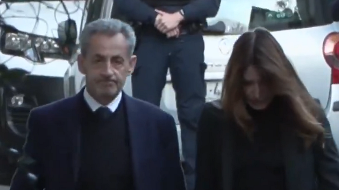 <div class="paragraphs"><p>جیل جاتے ہوئے نکولس سرکوزی، ویڈیو گریب</p></div>