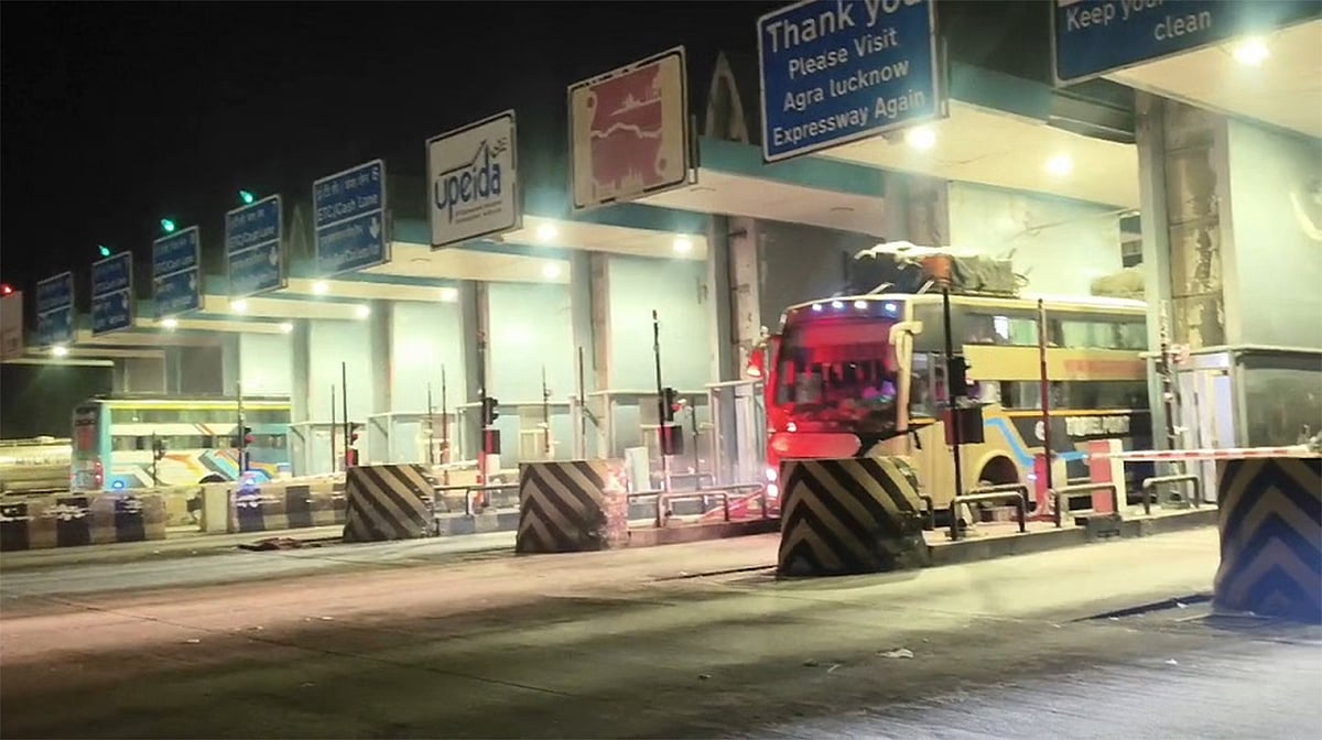 آگرہ-لکھنؤ ایکسپریس وے: 1100 روپے بونس ملنے پر مشتعل ہوئے ملازمین، لوگوں کو دیا ’فری پاس‘ کا تحفہ