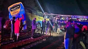 یوگانڈا میں دردناک سڑک حادثہ، 2 بس سمیت 4 گاڑیوں کی ٹکر میں 63 افراد جاں بحق