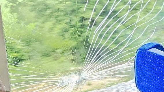 گورکھپور سے پریاگ راج جا رہی ’وندے بھارت‘ ٹرین پر پتھراؤ، مسافروں نے خوف کے عالم میں پورا کیا سفر