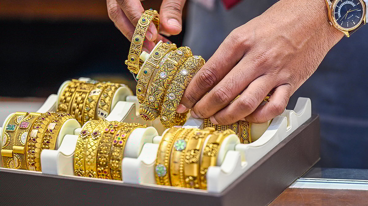 سونا چاندی کی گراوٹ جاری، 10 دن میں چاندی 30 ہزار روپے اور 7 دن میں سونا 8 ہزار روپے سستا