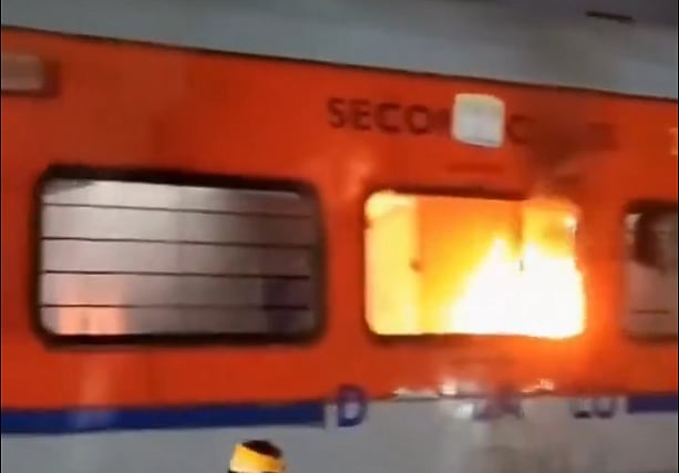 امرتسر سے پورنیہ جانے والی ’جَن سیوا ایکسپریس‘ میں لگی آگ، فرش پر دکھائی دیے بیڑی کے ٹکڑے