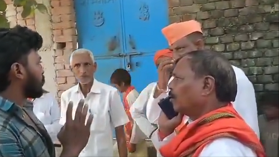 <div class="paragraphs"><p>بی جے پی امیدوار بھرت بِند سے سوال کرتا نوجوان، ویڈیو گریب</p></div>