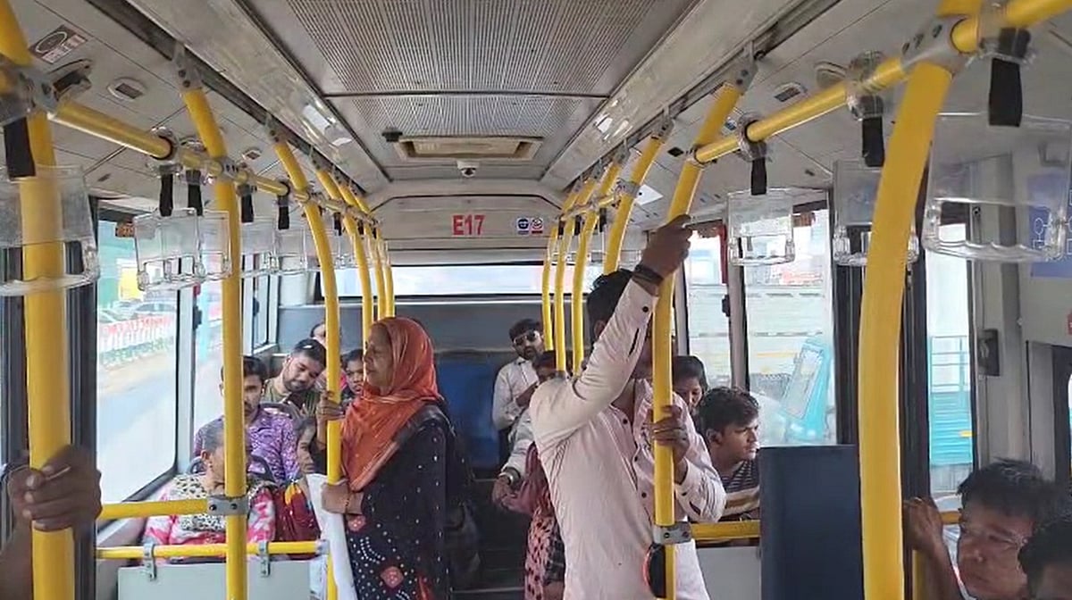 پنجاب میں مفت بس سروس کا بحران، ڈیزل کی کمی سے بسیں بند، خواتین اور طالبات پریشان