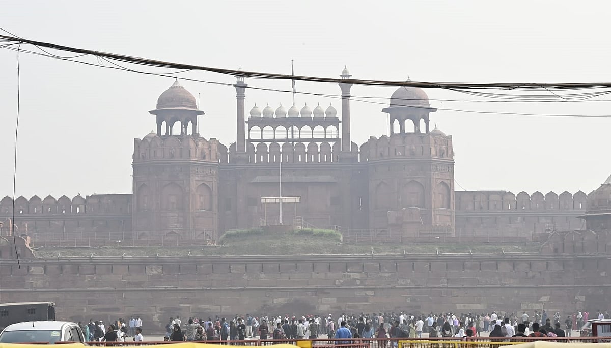 دہلی میں فضائی آلودگی، لال قلعہ اور کرتویہ پتھ پر دھند کا راج...دیکھیں تصویریں