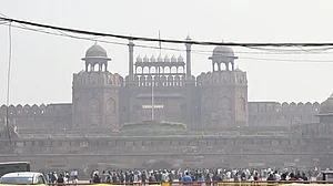 دہلی میں فضائی آلودگی، لال قلعہ اور کرتویہ پتھ پر دھند کا راج...دیکھیں تصویریں