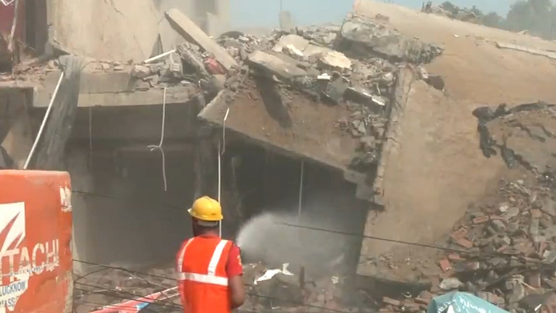 میرٹھ: شاستری نگر کے سینٹرل مارکیٹ میں بلڈوزر کارروائی، زار و قطار روئے دکانداروں کے اہل خانہ