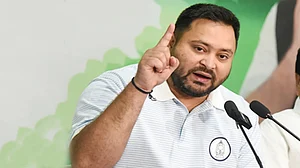 تیجسوی نے بہار اسمبلی انتخاب کے درمیان 10 لاکھ خواتین کو پیسے تقسیم کیے جانے کا لگایا الزام، الیکشن کمیشن کو بنایا نشانہ