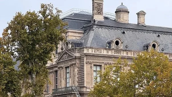 <div class="paragraphs"><p>پیرس واقع لوور میوزیم، تصویر سوشل میڈیا</p></div>