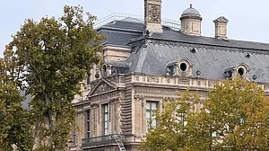 پیرس کے عجائب گھر سے 8 منٹ میں 8 ارب روپے سے زیادہ کے زیورات چوری کرنے والے مشتبہ افراد کون ہیں؟