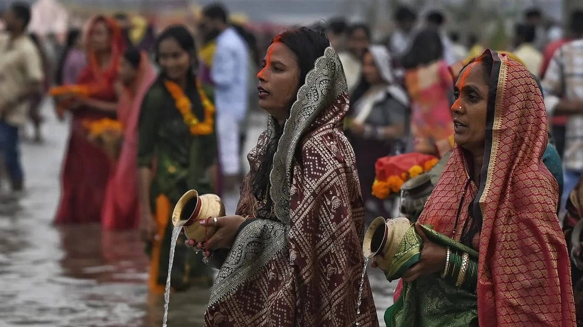 دہلی سے پٹنہ تک چھٹھ تہوار کی رونق، ورَت رکھنے والوں نے غروب ہوتے سورجھ کو دیا ’اَرگھیہ‘