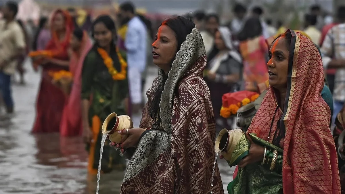 <div class="paragraphs"><p>چھٹھ تہوار کے پیش نظر غروب ہوتے سورج کو ’اَرگھیہ‘ دیتی ہوئیں خواتین، تصویر قومی آواز/ویپن</p></div>