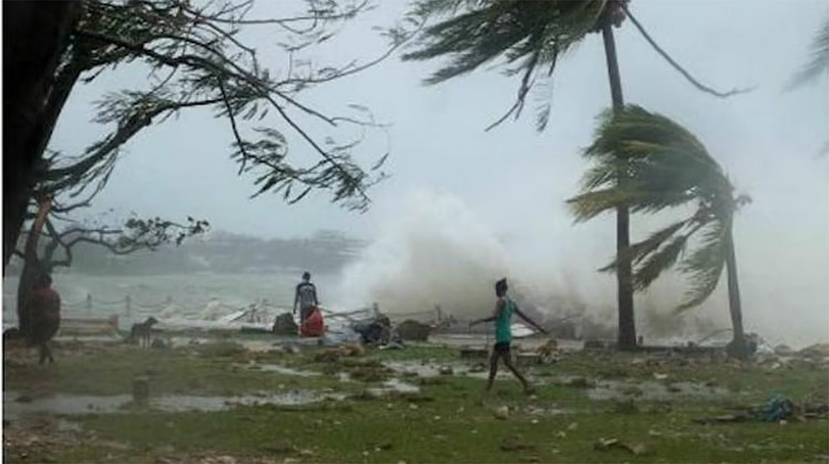 گردابی طوفان ’مونتھا‘ نے اب تک 12 لوگوں کی لے لی زندگی، تلنگانہ میں ریلوے ٹریک پر پانی جمع