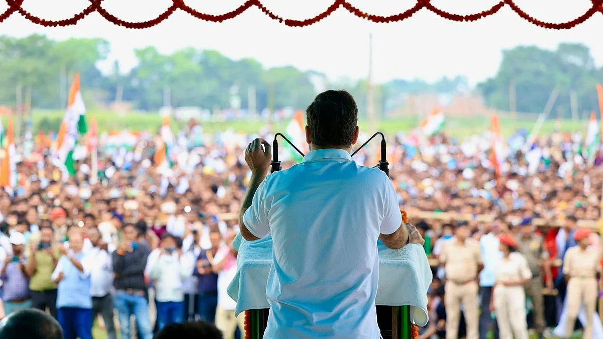 <div class="paragraphs"><p>دربھنگہ میں لوگوں کی بھیڑ سے خطاب کرتے ہوئے راہل گاندھی، تصویر @INCIndia</p></div>