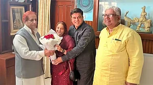 عرفان سولنکی سے ملاقات کے دوران اعظم خان نے پڑھا شعر ’میری طرح سے تو بھی لٹا ہے بہار میں‘