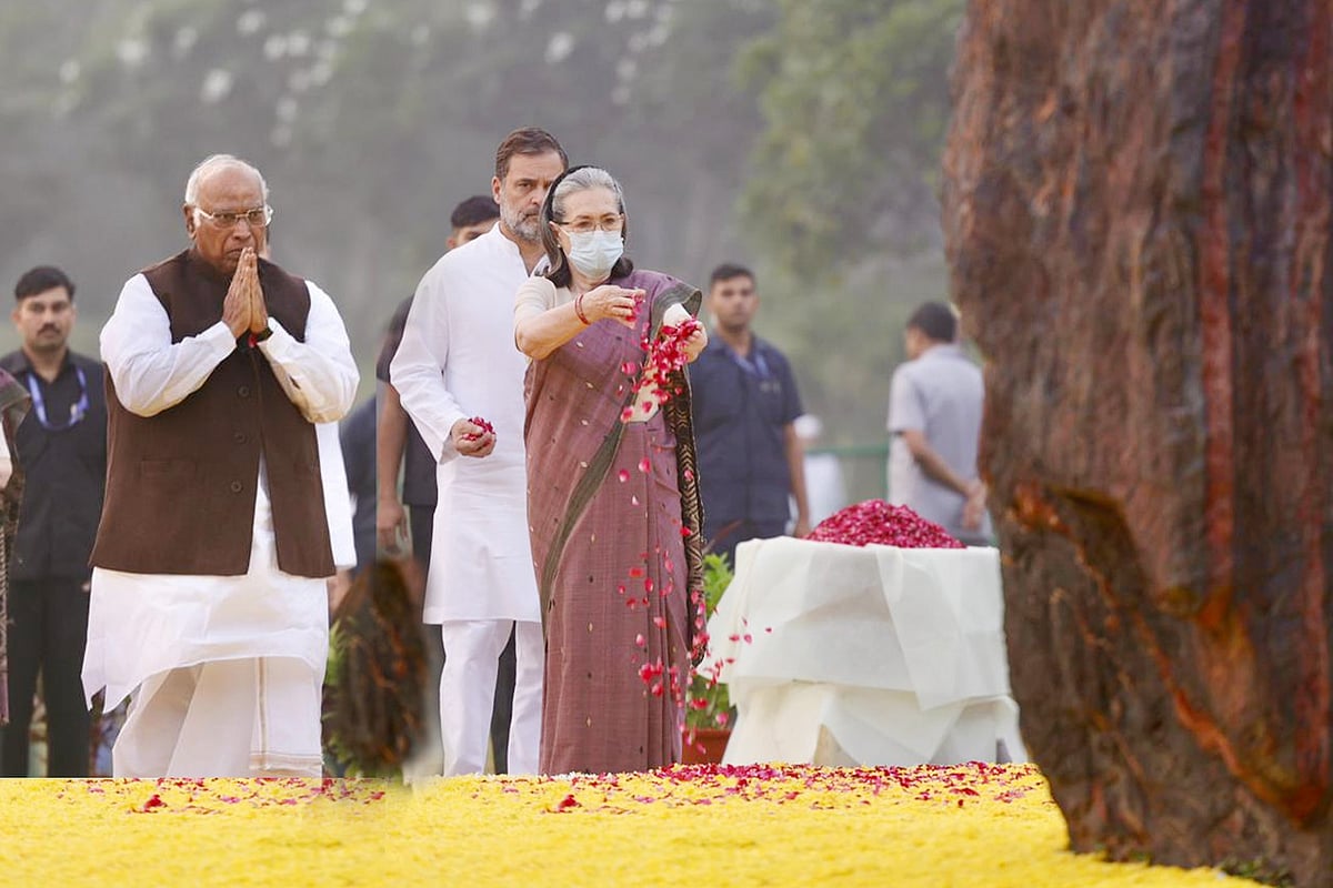 اندرا گاندھی کی برسی: کانگریس قیادت کا ’شکتی استھل‘ پر خراجِ تحسین، راہل گاندھی کا پیغام- ’ہر طاقت کے سامنے نڈر تھیں ہندوستان کی اندرا‘