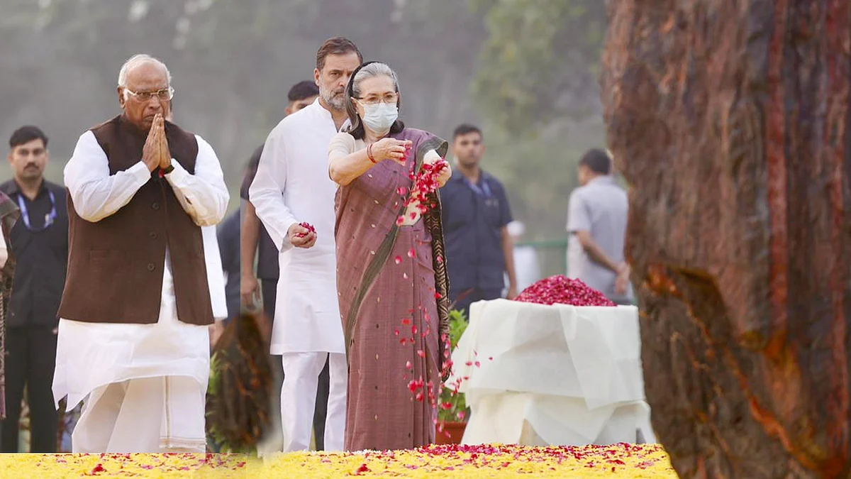 <div class="paragraphs"><p>شکتی استھل پر اندرا گاندھی کو گلہائے عقیدت پیش کرتے سونیا گاندھی، راہل گاندھی اور ملکارجن کھڑگے / تصویر آئی این سی</p></div>