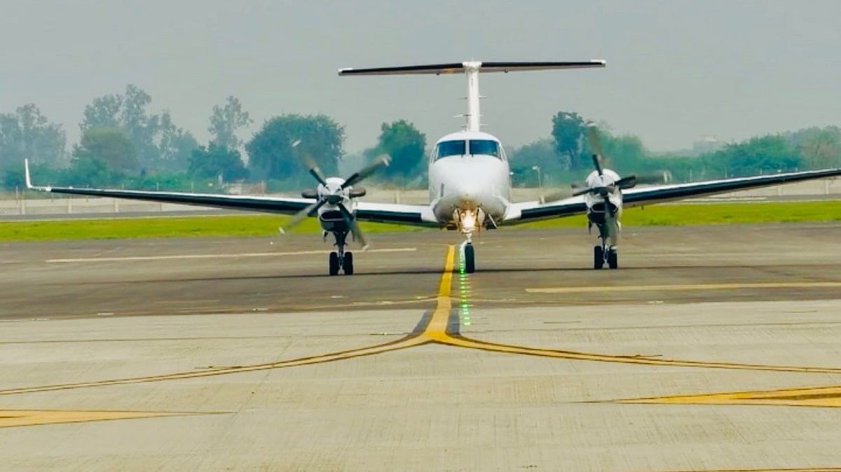 جیور ایئرپورٹ اپنے پہلے ٹیسٹ میں ہوا پاس، کیلبریشن فلائٹ کی کامیاب لینڈنگ