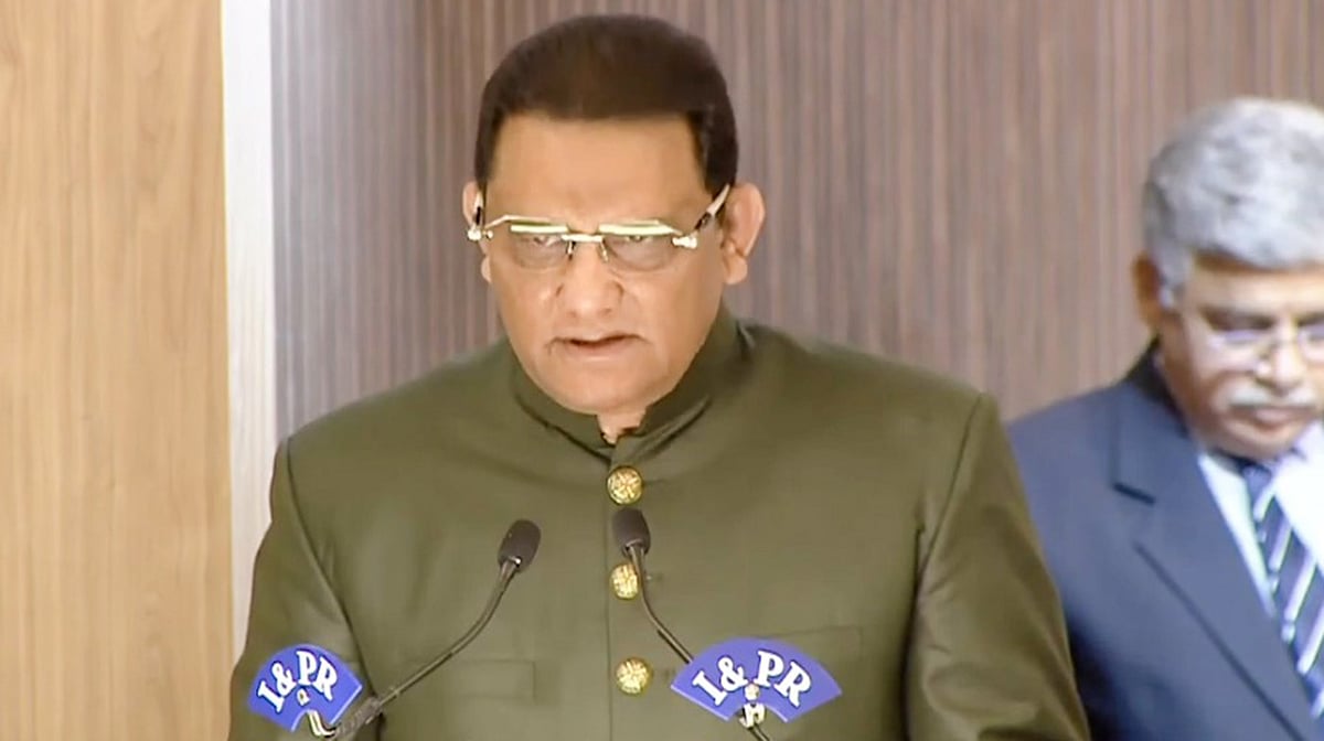 محمد اظہرالدین کی نئی اننگ شروع، تلنگانہ کے وزیر کے طور پر لیا حلف