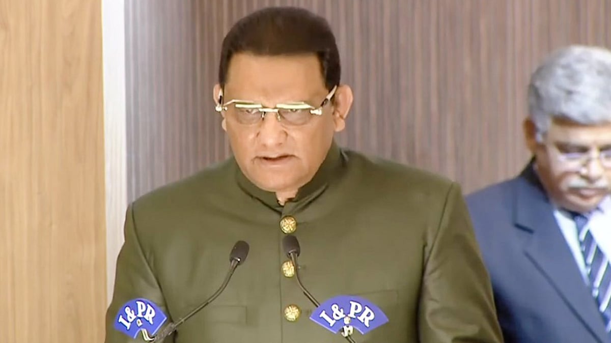 <div class="paragraphs"><p>محمد اظہرالدین وزیر کے طور پر حلف لیتے ہوئے / آئی اے این ایس</p></div>