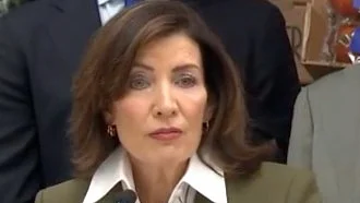 <div class="paragraphs"><p>گورنر کیتھی ہوچل / آئی اے این ایس</p></div>